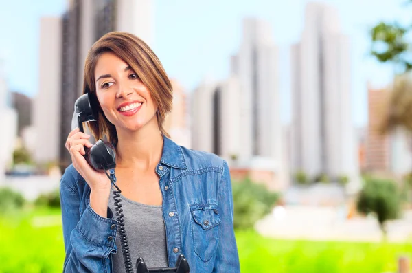 Jonge cool vrouw met een telefoon — Stockfoto