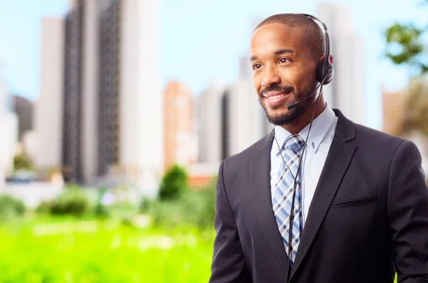 Joven fresco negro hombre con teléfonos — Foto de Stock