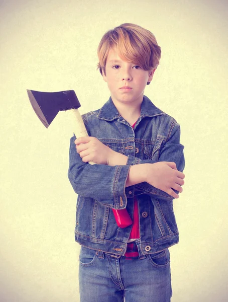 Niño enojado con un hacha — Foto de Stock