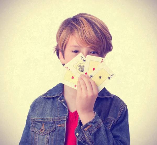 Criança com um poker de ases — Fotografia de Stock