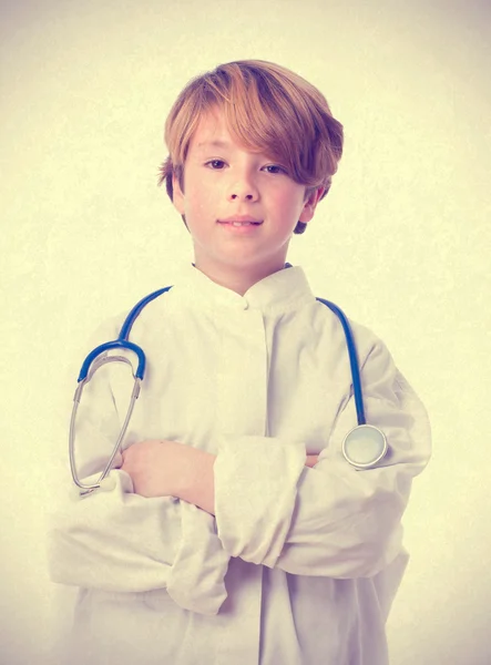 Medyczne dziecko z rękami skrzyżowanymi — Zdjęcie stockowe