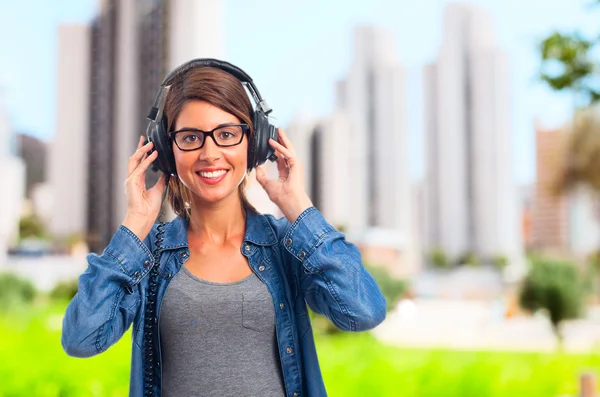 Joven mujer cool con auriculares — Foto de Stock