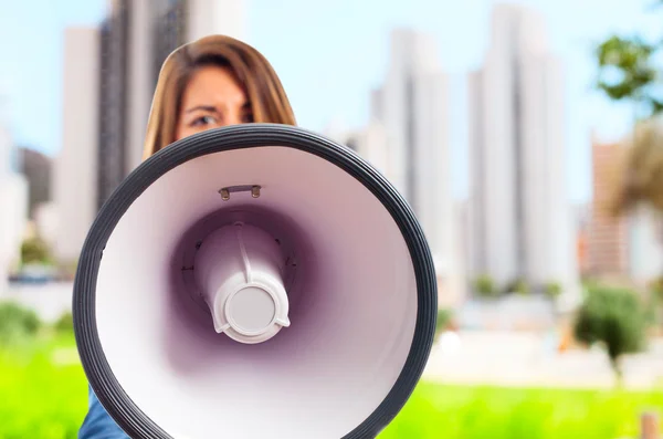 Joven cool mujer con un megáfono — Foto de Stock