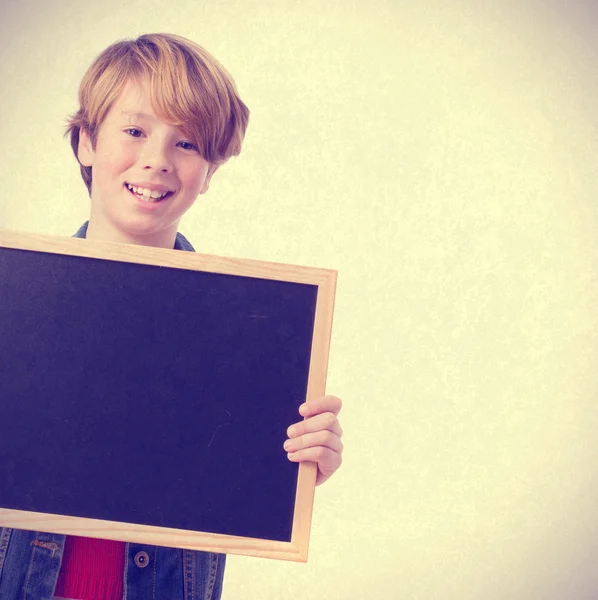 Lustiges Kind mit einer Tafel — Stockfoto