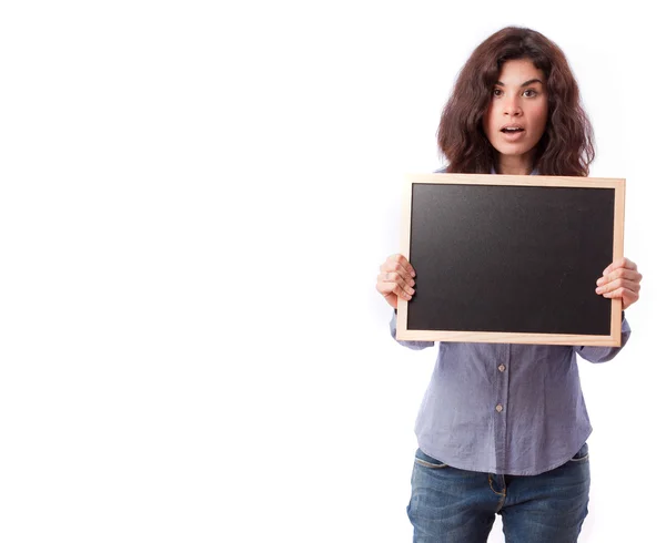 Förvånad tjej håller en svart tavla — Stockfoto