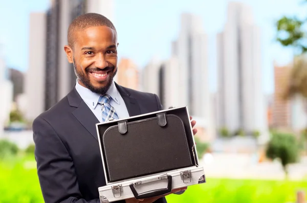 Jonge cool zwarte man met een stalen koffer — Stockfoto