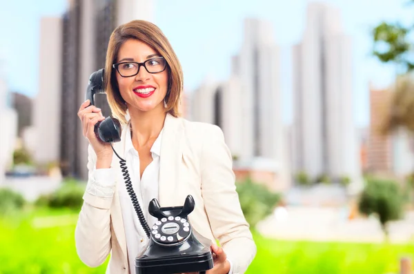 Ung cool kvinna med en telefon — Stockfoto