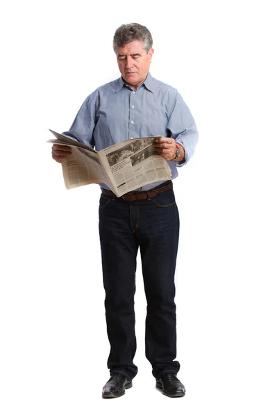 Homem concentrado lendo um jornal — Fotografia de Stock