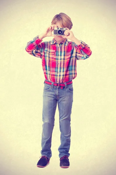 Niño tomando una foto — Foto de Stock