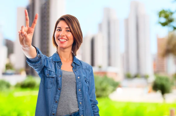 年轻酷女人胜利的手势 — 图库照片