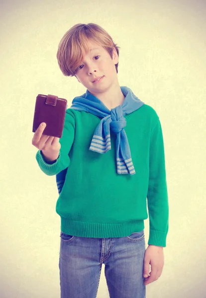 Niño pensativo sosteniendo una cartera de cuero — Foto de Stock