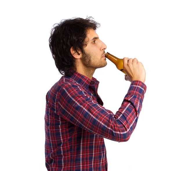 Индуистский крутой молодой человек пьет пиво — стоковое фото