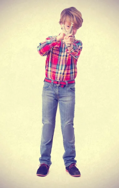 Boy aiming with a slingshot — Stock Photo, Image