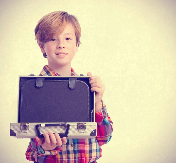 Felice ragazzo in possesso di una valigetta — Foto Stock