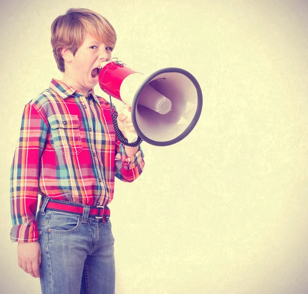 Criança irritada gritando com um megafone — Fotografia de Stock