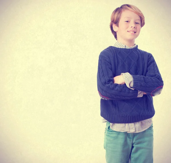 Enfant heureux avec les bras croisés — Photo