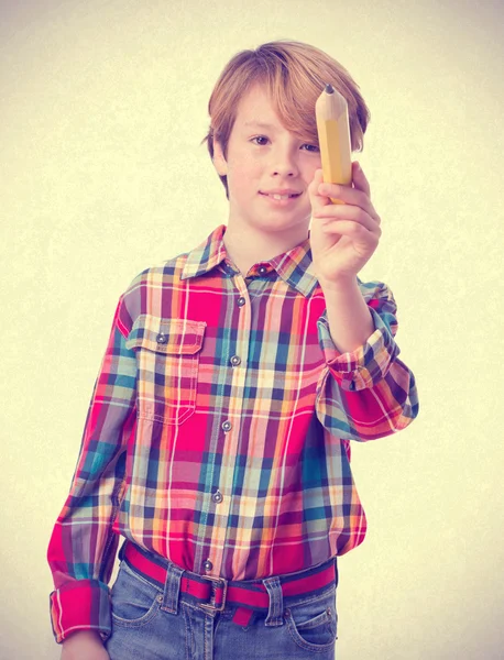 Niño feliz dibujando con un lápiz — Foto de Stock