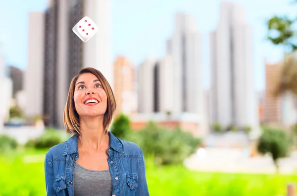 Junge coole Frau mit einem Würfel — Stockfoto