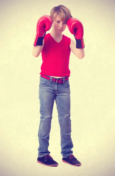 Menino concentrado com luvas de boxe — Fotografia de Stock