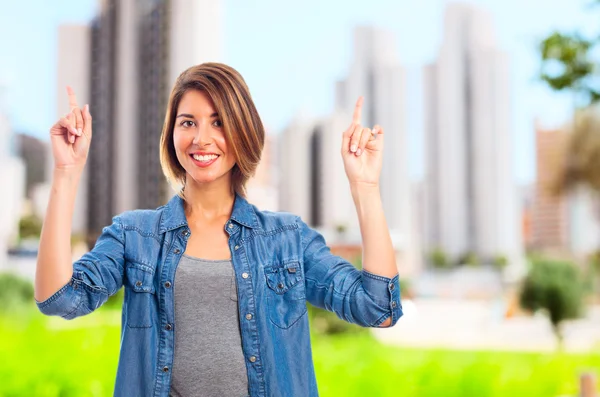 Joven cool mujer celebrando signo —  Fotos de Stock