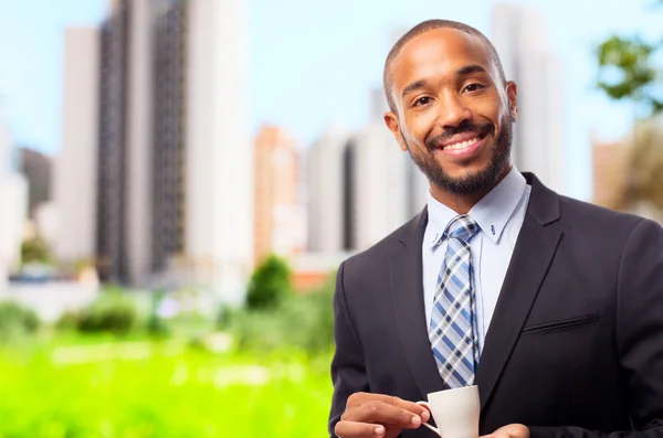 젊은 멋진 흑인 남자는 커피를 마시고 — 스톡 사진