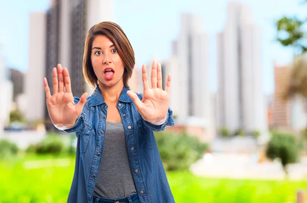 Señal de parada de mujer fresca joven — Foto de Stock