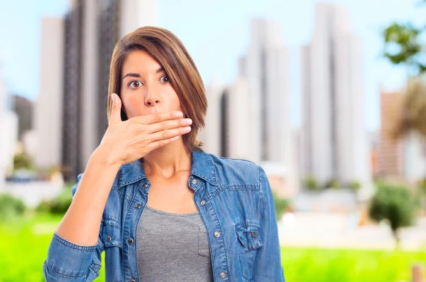Jovem mulher legal cobrindo sua boca — Fotografia de Stock