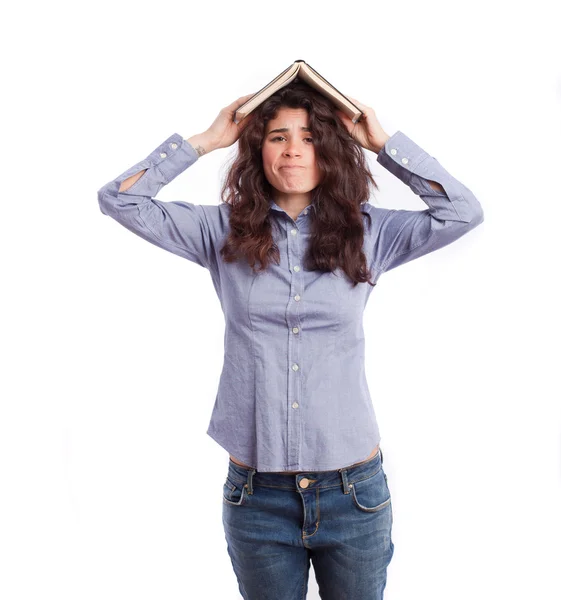 Studente preoccupato con un libro sulla testa — Foto Stock