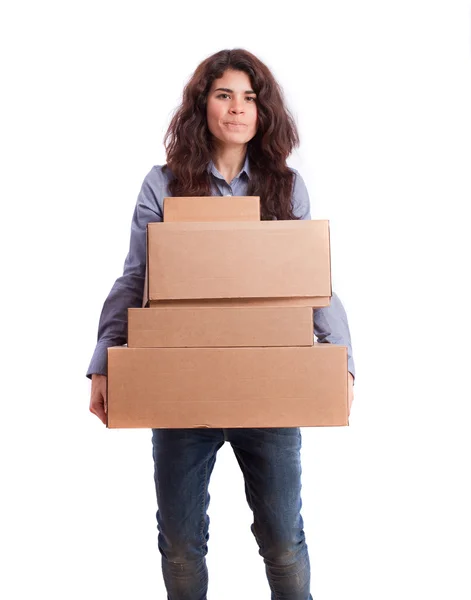 Mädchen hält einen schweren Karton in der Hand — Stockfoto