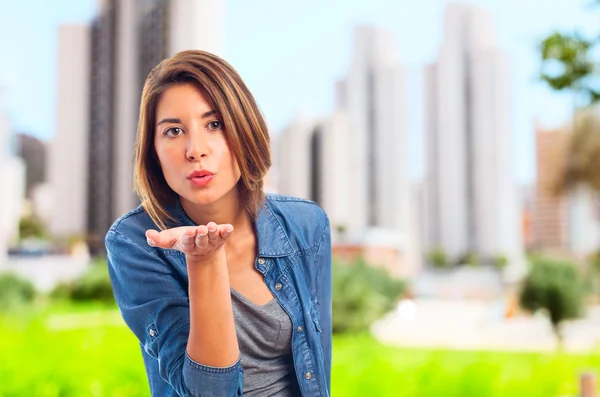 Jovem mulher legal enviando um beijo — Fotografia de Stock