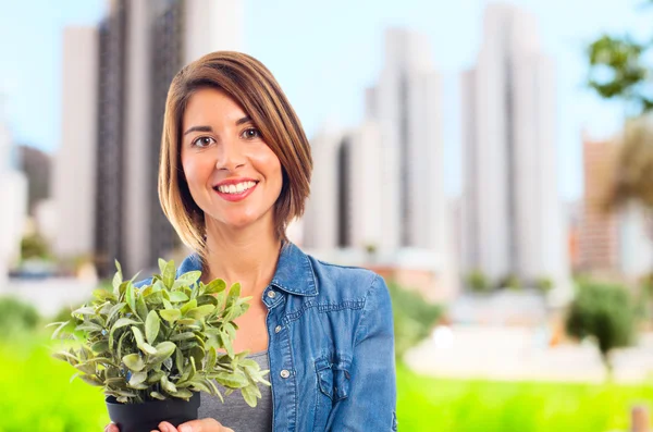 Giovane donna fresca con una pianta — Foto Stock