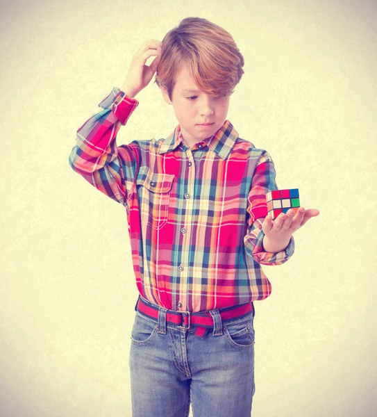 Niño pensativo resolviendo un problema —  Fotos de Stock