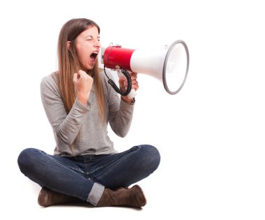 Bir megafon ile bağıran kız