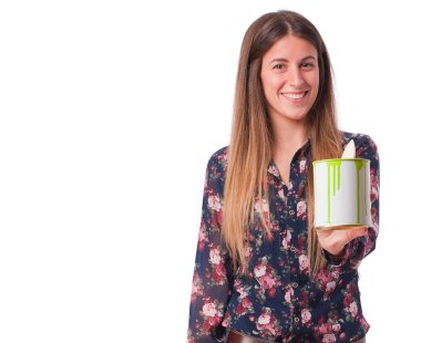 Bir boya tutan genç kız