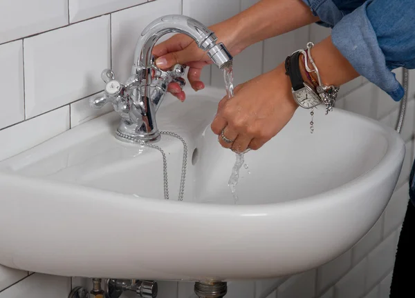 Meisje haar handen wassen — Stockfoto