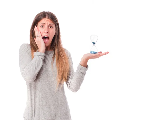 Endişeli kız bir kum saati holding — Stok fotoğraf