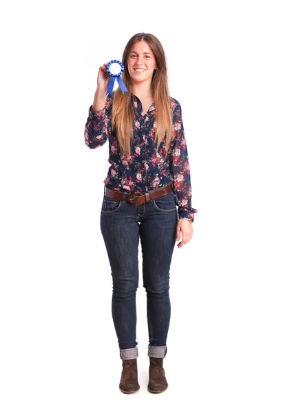 Glad tjej håller en medalj — Stockfoto