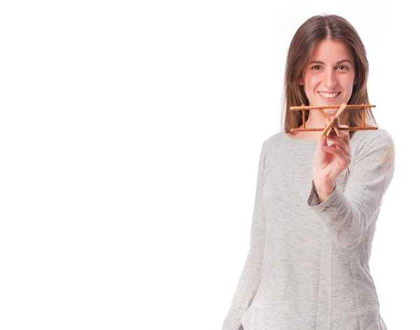 Chica feliz sosteniendo un avión de madera — Foto de Stock