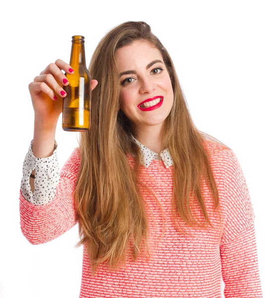 Chica joven ofreciendo una cerveza — Foto de Stock