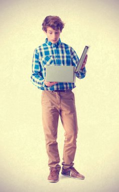 bir kutu tutan genç