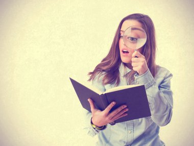 genç kız bir magnifyng camdan. izole