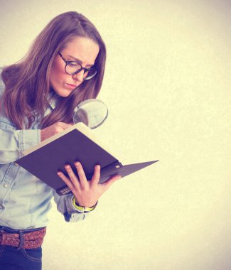 Büyüteç seyir defteri tutan genç kız