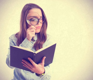 genç kız bir büyüteç arıyorum bana yardımcı olanvarmı