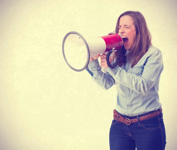 Mujer joven gritando por megáfono — Foto de Stock