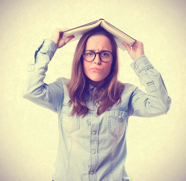 Giovane donna in possesso di un libro — Foto Stock