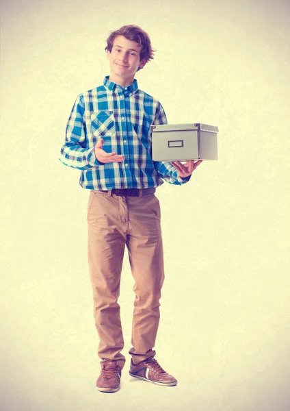 Adolescente com mostrando uma caixa — Fotografia de Stock