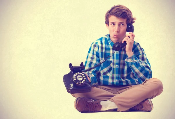 Teenager che parla al telefono. isolato — Foto Stock