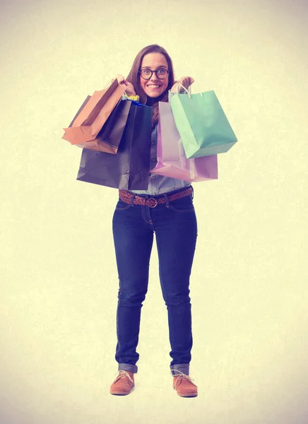 Mujer joven sosteniendo una bolsa de compras —  Fotos de Stock