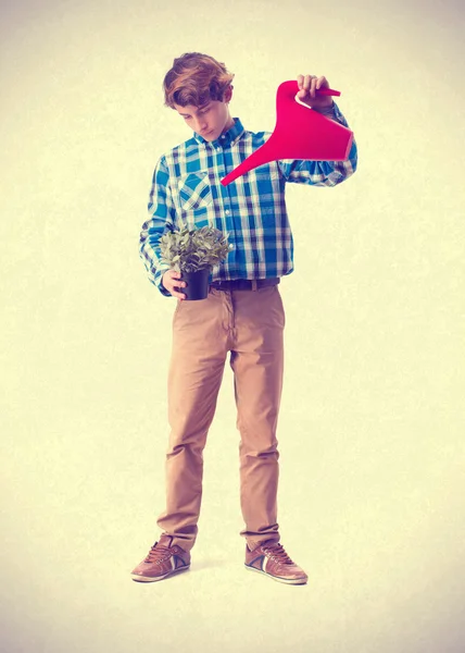 Nastolatek podlewanie roślin — Zdjęcie stockowe
