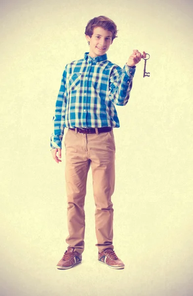 Teenager holding a key — Stock Photo, Image